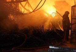 Mobilya atölyesinde çıkan yangın, depoya ve iş yerlerine sıçradı