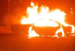 Hatay Defne’de seyir halindeki otomobil yandı