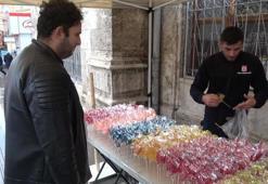 Sivas'ta horoz şekerler kapış kapış satılıyor