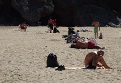 Martta tatil havası! Havlusunu alan denize koştu