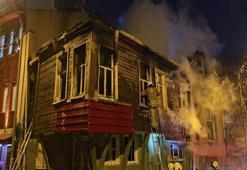 Üsküdar'da çıkan yangın giderek büyüdü! 2 metruk bina kül oldu
