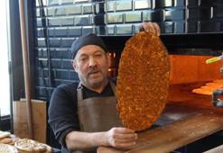 Gaziantep’te iftarların vazgeçilmezi oldu! Zırhla kıyılıyor, taş fırında 4 dakikada pişiyor