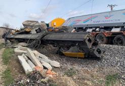 Nevşehir’de yük treni iş makinesi yüklü tıra çarptı, 2 makinist yaralandı