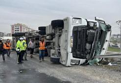 Tekirdağ'da virajı alamayan tır bariyerlerin üzerine devrildi
