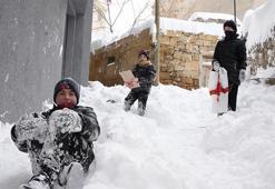 Mart kapıdan baktırdı! Kar kalınlığı 15 santimetreye ulaştı