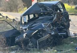 Karabük'te kamyonla çarpışan otomobil demir yığınına döndü