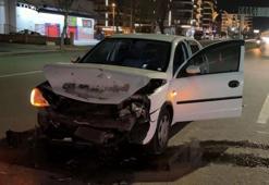 Aksaray’da kırmızı ışıkta bekleyen otomobile arkadan çarptı