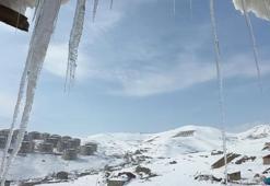 Dondurucu soğuklar Yüksekova'da yaşamı olumsuz etkiledi: Buz sarkıtlarının boyu 1 metreyi aştı