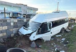 Diyarbakır'da işçi minibüsü duvara çarptı, 12 kişi yaralandı