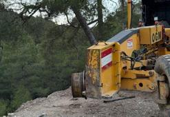 Eşine yardım ederken lastiğin patlaması sonucu uçuruma savrulan kadın öldü