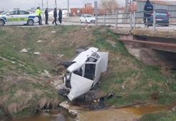 Otomobille çarpışan araç dereye uçtu, 3 kişi yaralandı