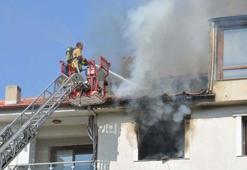Manisa'da 4 katlı binada yangın paniği