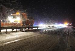 Kastamonu’da yoğun kar yağışında araçlar yolda mahsur kaldı