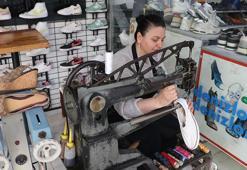 Adana'da çırak bulamayan eşine yardım etti, 11 yılda ayakkabı ustası oldu!