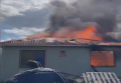 Çatalca'da dakikalar içerisinde kül oldu: Tek katlı evde yangın paniği