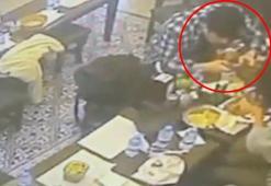 Taksim’de yemek yerken dudağını böcek ısırdı! O anlar kamerada