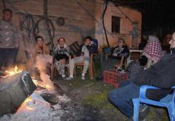 Denizli'de artçı depremler vatandaşı uyutmuyor! Dışarıda ateşin başında sabahladılar