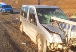 Elazığ araç bariyerlere ok gibi saplandı biri ağır 2 kişi yaralandı