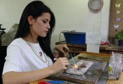 Ojeli tırnaklarıyla erkek egemen meslekte usta oldu! Kadınların takmak için can attıkları ürünleri üretiyor