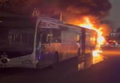 Metrobüste yangın paniği! 60 yolcu tahliye edildi