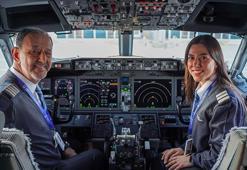 Antalya Havalimanı'nda tarihi an: 42 yıllık kaptan emekli oldu, kokpiti pilot olan kızına devretti!