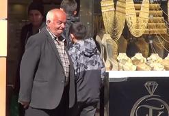 Altınları bozup parasını dolandırıcılara gönderecekti! Kuyumcu ikna edemeyince polisi çağırdı: O anlar kamerada