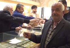 Altınları bozup parasını dolandırıcılara gönderecekti! Kuyumcu ikna edemeyince polisi çağırdı: O anlar kamerada