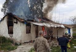 Hatay Kırıkhan'da müstakil ev alevlere teslim oldu