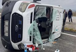 Seyir halindeyken lastiği patlayan ambulansın devrildi; 3 sağlık personeli yaralandı