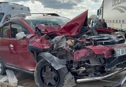 Edirne'de otomobil park halindeki tıra çarptı