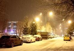 Ardahan’da kar yağışı etkili oldu kent beyaza büründü