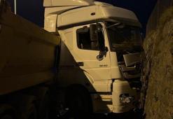 İstanbul'da kamyon dehşeti! İstinat duvarına çarptı