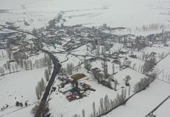 Kar kalınlığı yarım metreyi aştı, köyler adeta beyaz örtüyle mühürlendi!