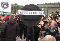 Riva'da Hareketli Dakikalar... Kocaelispor taraftarları, TFF önüne siyah çelenk bıraktı