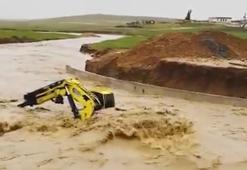 Şanlıurfa’da sağanak yıktı geçti! Dereler taştı, yollar çöktü