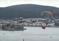 Muğla Bodrum semalarında 18 mart mesajı: Dev Türk bayrağıyla anlamlı uçuş