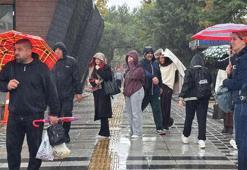 Sıcaklıklar aniden düşüyor sağanak yağışlar geri geliyor! Meteoroloji, valilik ve AKOM'dan uyarılar art arda geldi