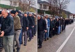 Bursa'da 60 yıllık gelenek! 12 bin kişi bayramlaşmak için kilometrelerce kuyruk oluşturdu