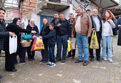 Bu köyde sadece çocuklar değil büyükler de kapı kapı geziyor! Herkes kuyruğa girdi