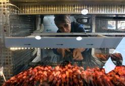 Geçimini sağlamak için eşiyle dükkan açtı! Önce yadırgadılar, şimdi siparişlere yetişemiyor