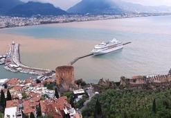 Turizmin rekor şehri Antalya'ya yılın ilk kruvaziyeri demirledi