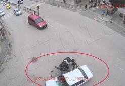 Motosikletin otomobile çarptığı kaza güvenlik kamerasına yansıdı