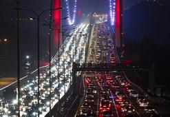 İstanbul'da gece saatlerinde trafik yoğunluğu!