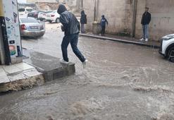 Şanlıurfa'da sağanak yağış cadde ve sokakları göle çevirdi