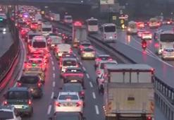 İstanbul'da bayram sonrası trafik kilitlendi! Araç kuyrukları uzadı