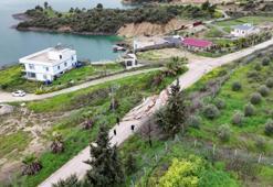 Adana'da bir haftadır yağan yağmur yolları çökertti! Seyhan Barajı kıyısındaki yol kağıt gibi