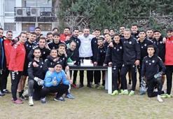 Altay'da keyifler yerine geldi! İzmir temsilcisinde taraftarlar takıma baklava ikram etti