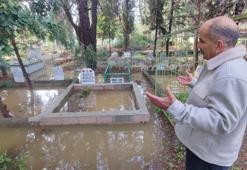 Adana'da mezarlık sular altında kaldı, vatandaşlar mezara poşetle girdi
