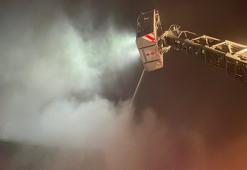 İstanbul'da alevli gece: 2 katlı bina yangına teslim oldu