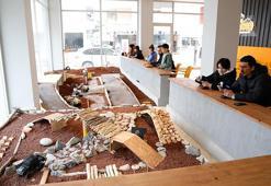 Bu kafede kahve içerken ekskavatör kullanıyorsunuz: Samsun’da beyaz yakalı mesaisine kepçe arası! İş makinesi tutkunları bu kafede buluşuyor